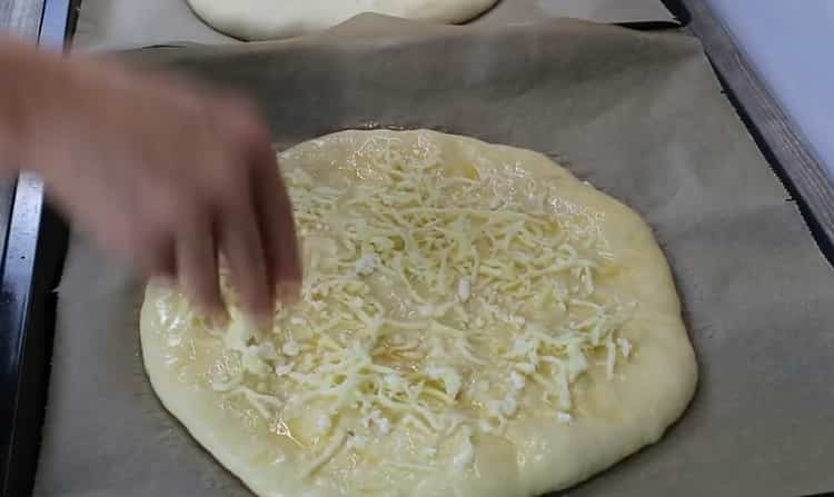 Khachapuri με τυρί στο φούρνο σύμφωνα με μια συνταγή βήμα προς βήμα με φωτογραφία