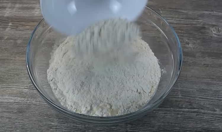 Szitálj lisztet a khachapuri készítéséhez