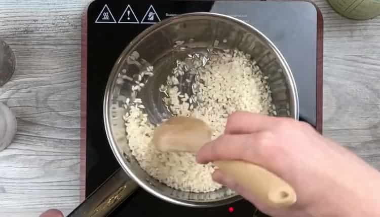 Preparare gli ingredienti per il risotto.