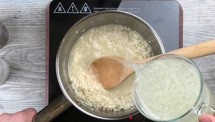 Fai bollire il brodo di pollo per preparare il risotto