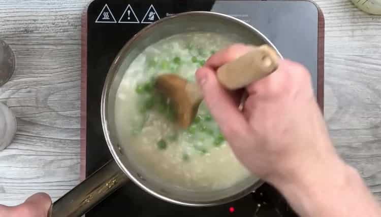 Aggiungi i piselli per preparare il risotto