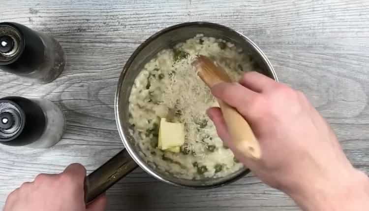 Mescola gli ingredienti per preparare il risotto
