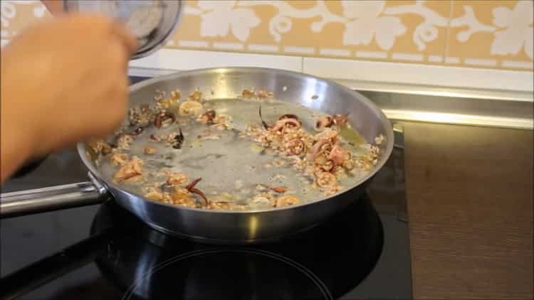 За да готвите ориз с калмари, добавете пълнежа в тигана