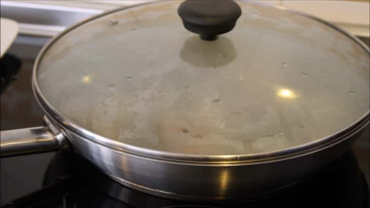За да направите ориз с калмари, покрийте съставките с капак