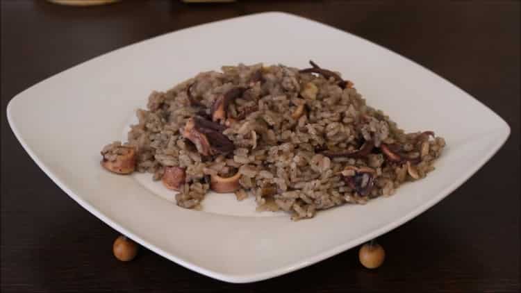 الأرز الحبار الأسود مع الحبار - أسرار المطبخ الإسباني