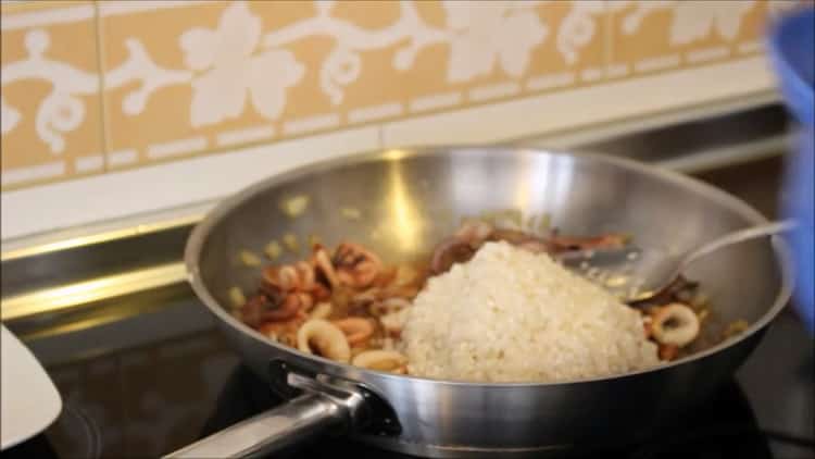 Für Reis mit Tintenfisch Reis hinzufügen