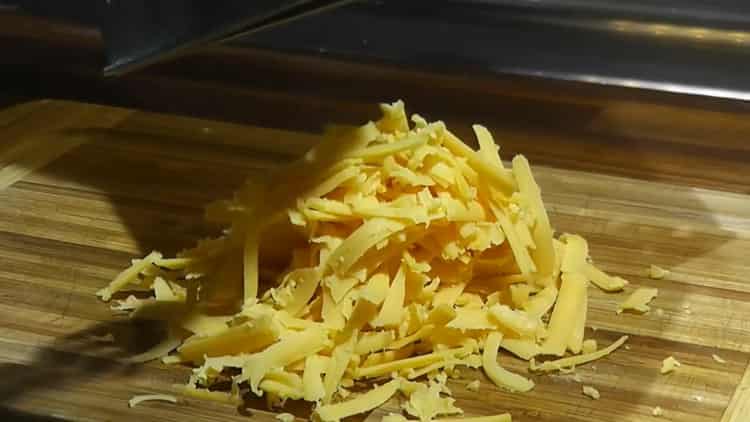 Kypsennä riisi papujen kanssa, raasta juusto