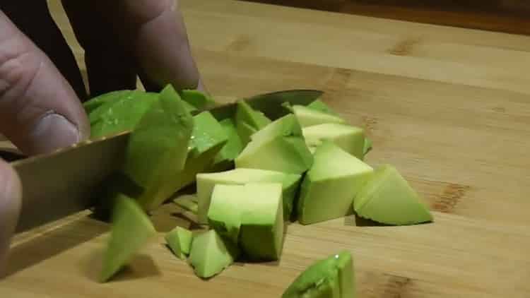 Per cucinare il riso con i fagioli, tritare l'avocado