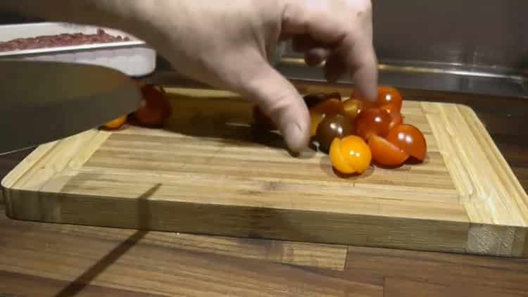 Norėdami virti ryžius su pupelėmis, supjaustykite pomidorus