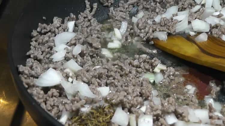 Kepkite svogūnus, kad pakepintumėte ryžius su pupelėmis