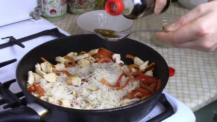 Tagliatelle di riso con pollo e verdure ricetta graduale con foto