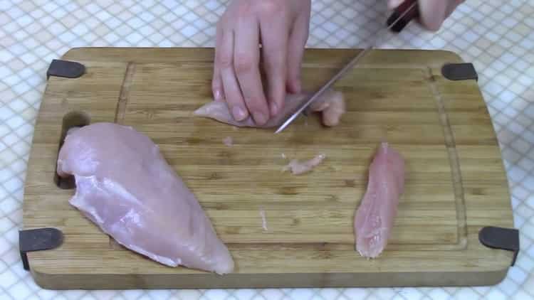 Zum Kochen von Reisnudeln das Fleisch hacken