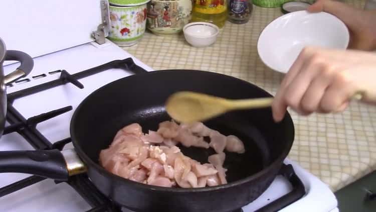 Τρίψτε το κρέας για να φτιάξετε ζυμαρικά ρύζι