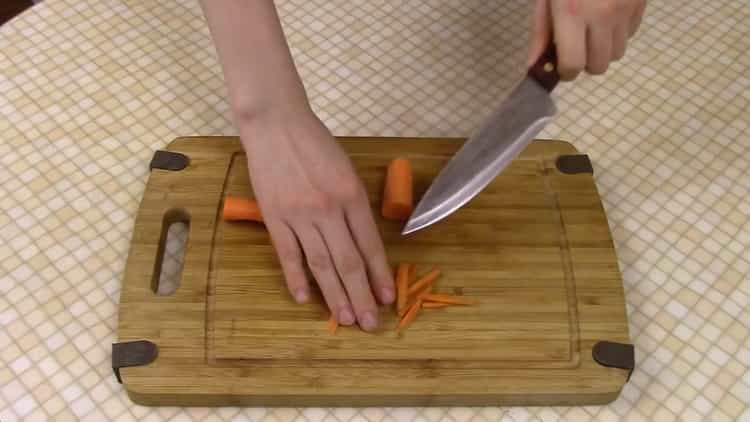 Per cucinare le tagliatelle di riso tritare le carote