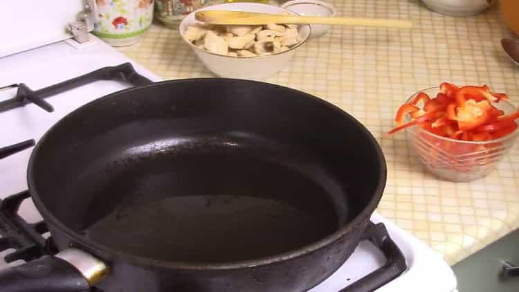 Zum Kochen Reisnudeln die Pfanne erhitzen