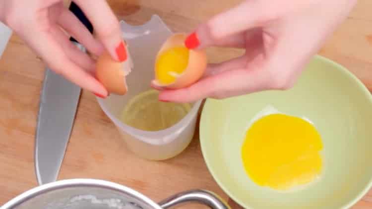 За да приготвите пудинга, отделете жълтъка от протеина