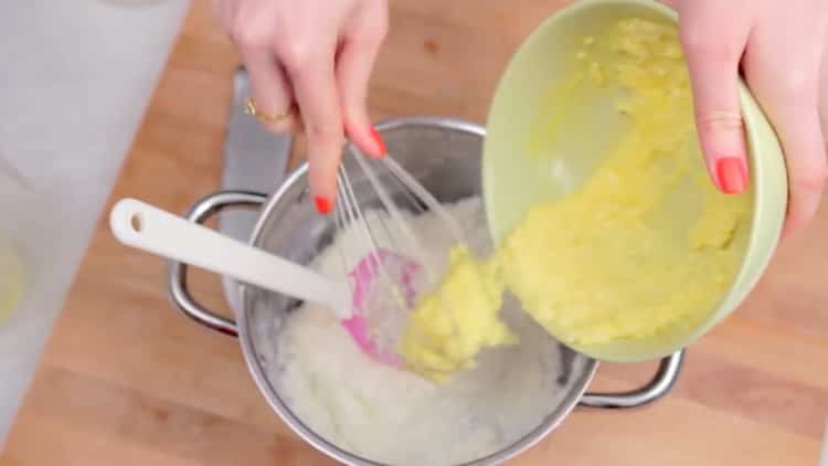 Kombinieren Sie die Zutaten, um den Pudding zu machen