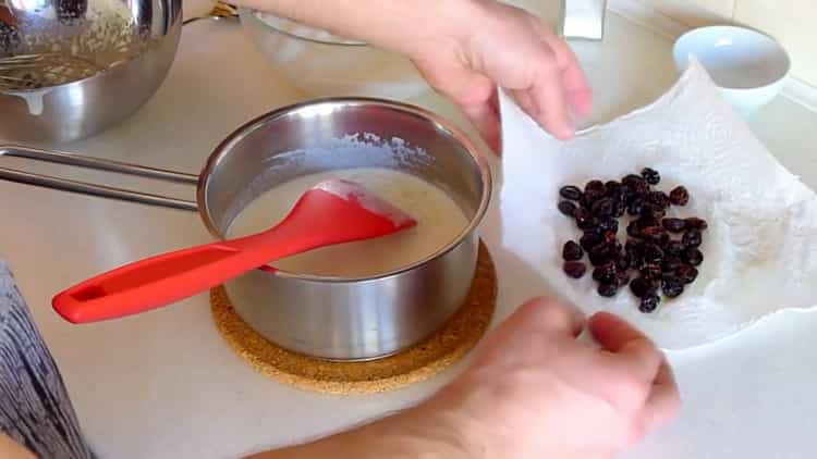 Risciacqua l'uvetta per preparare un budino.