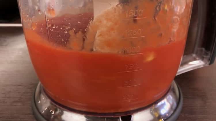 Für die Zubereitung von Fischfleischbällchen Tomatensauce zubereiten