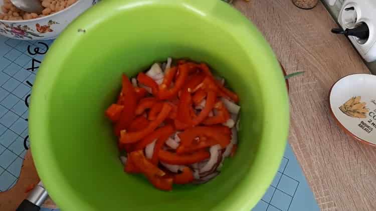 Für die Zubereitung eines Salats bereiten Sie die Zutaten vor