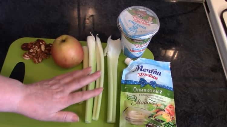Pagluluto ng salad ng stem celery na may mansanas