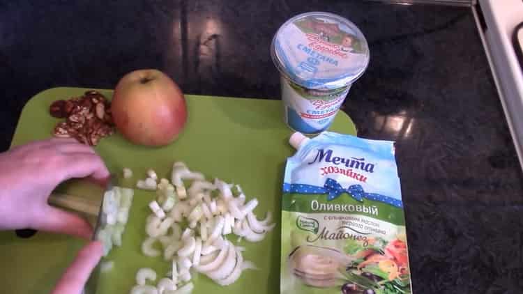Per preparare un'insalata, prepara gli ingredienti