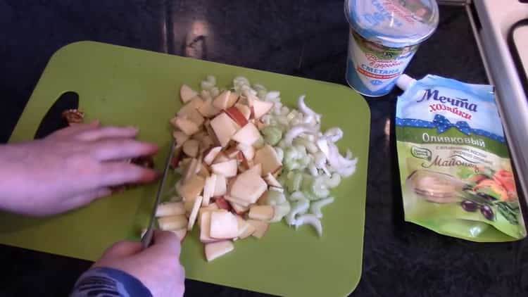 Per preparare un'insalata, tritare gli ingredienti