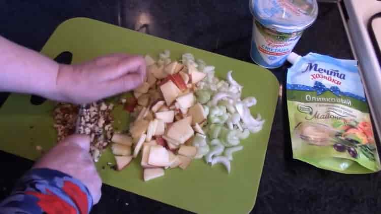 Nüsse hacken, um einen Salat zu machen