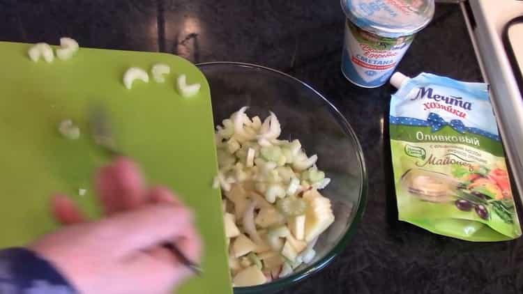 Mescola gli ingredienti per fare un'insalata.