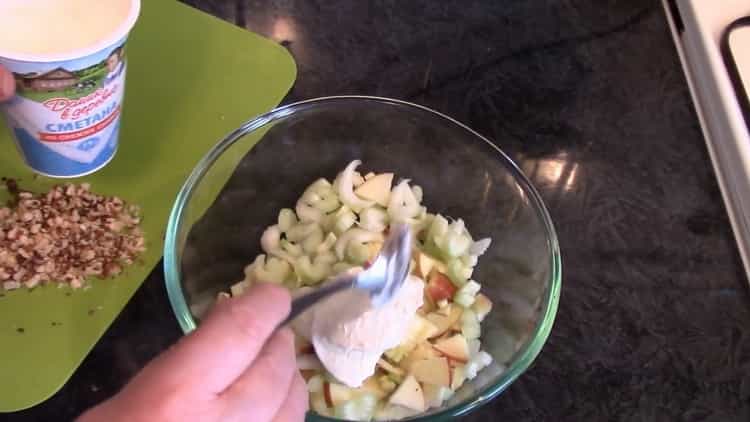 Lisää salaatti lisäämällä smetanaa