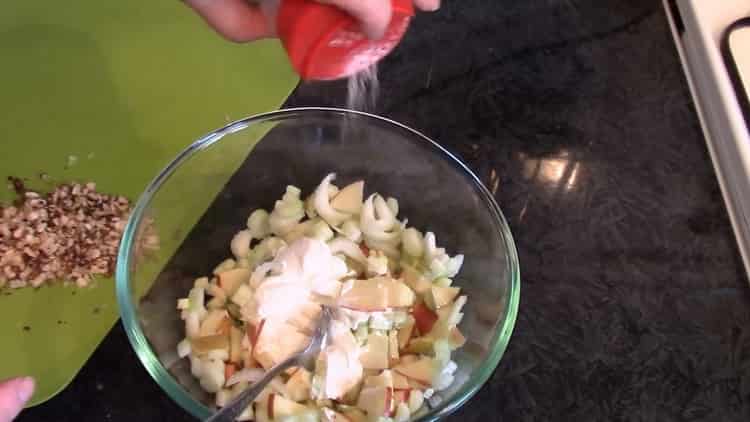Įpilkite druskos, kad susidarytų salotos