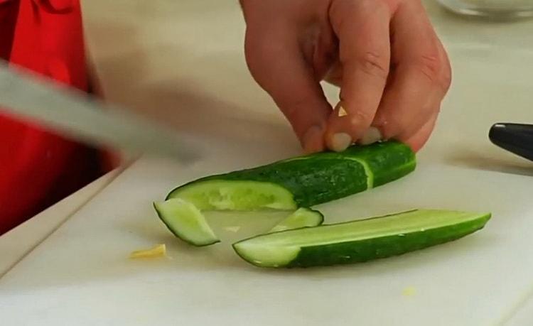 Saláta készítéséhez aprítsa az uborkát