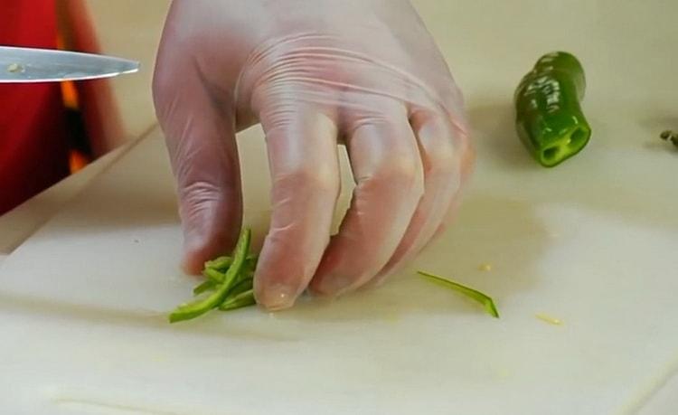 Για να κάνετε τη σαλάτα, κόψτε το πιπέρι