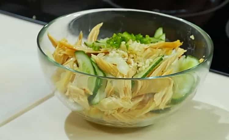 Mischen Sie die Zutaten, um einen Salat zu machen.
