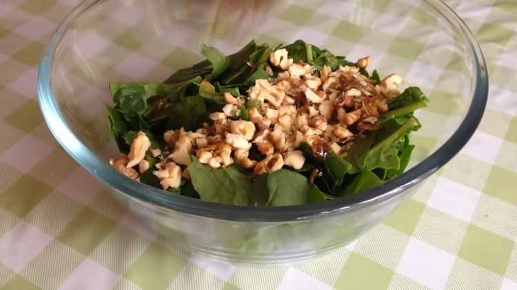 handa na ang sariwang spinach salad