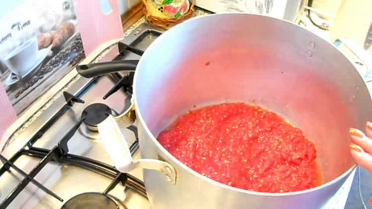 Für die Zubereitung von Lecho die Tomaten vorbereiten