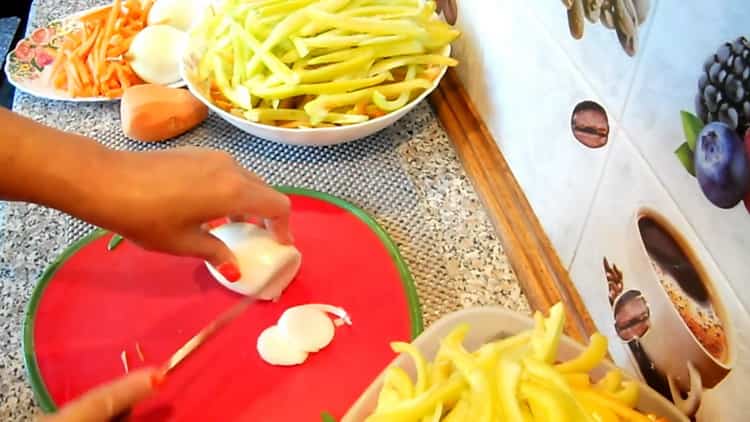Για να μαγειρέψετε λετσό, ψιλοκόψτε το κρεμμύδι
