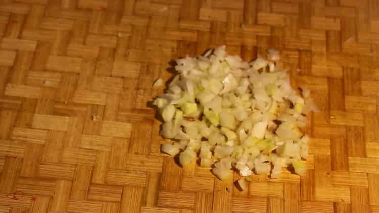 Per preparare un'insalata, tritare la cipolla