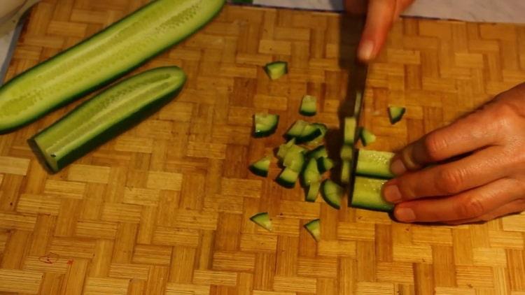 Für einen Salat die Gurken hacken