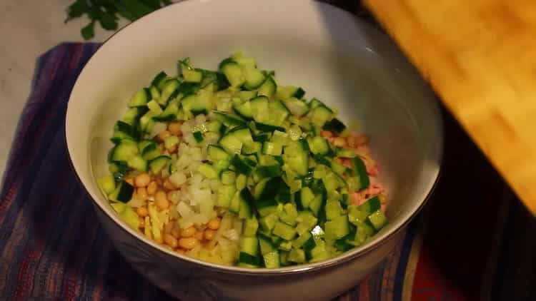 Mescola gli ingredienti per fare un'insalata.