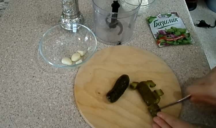 Az öntet elkészítéséhez aprítsa az uborkát