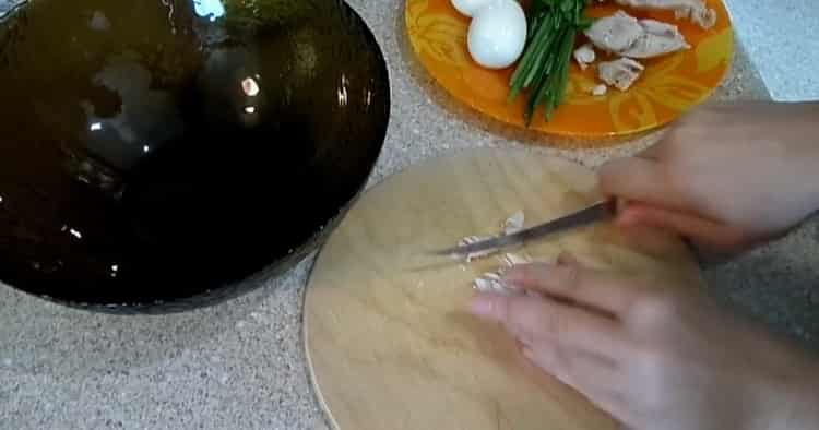 Μαγειρεύοντας μια σαλάτα με κονσέρβες λευκά φασόλια