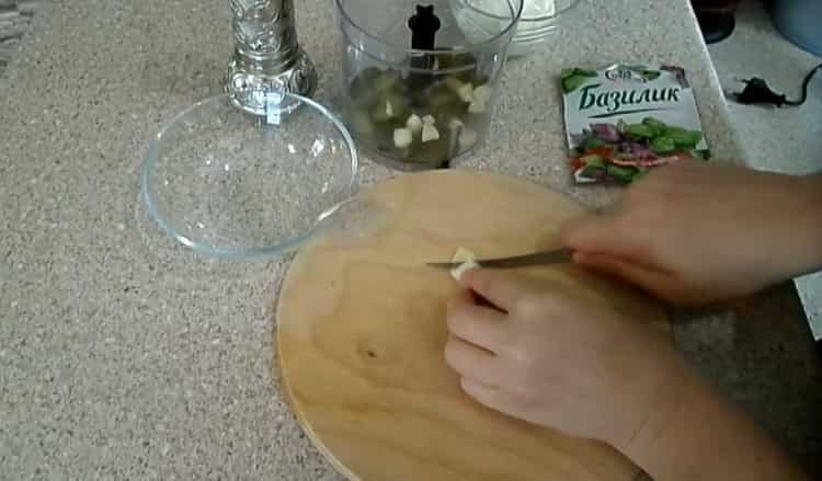 Pro přípravu dresinků nasekejte česnek