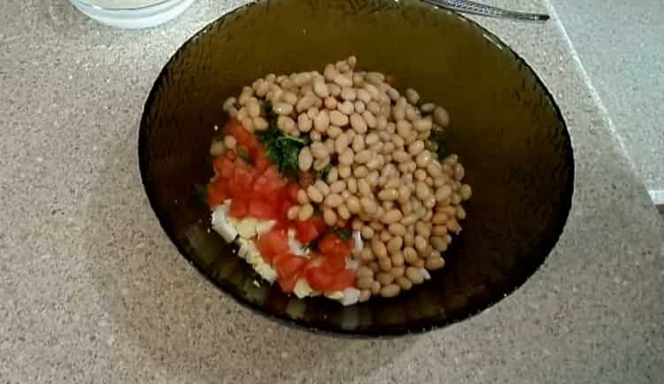 Per preparare un'insalata, prepara gli ingredienti