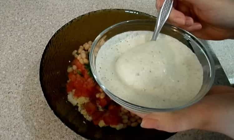 Per preparare l'insalata, riempi gli ingredienti con il condimento