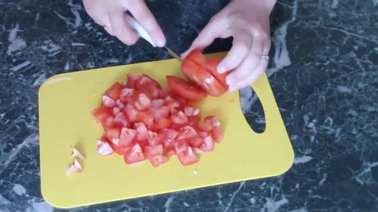 Tomaten schneiden, um Bohnen zu kochen
