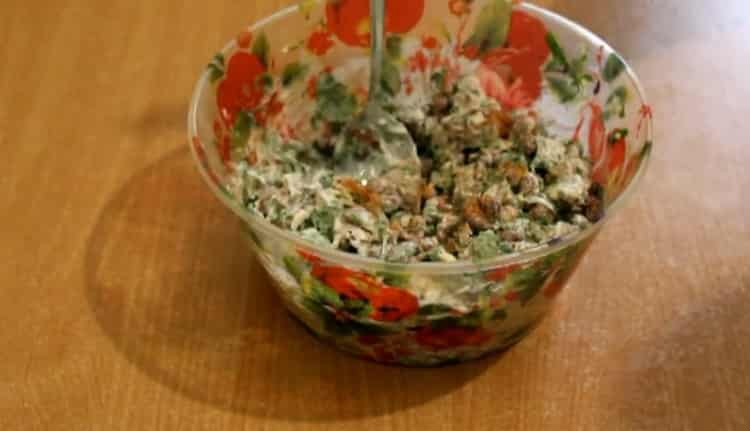 Fügen Sie Pfeffer hinzu, um Salat zu machen