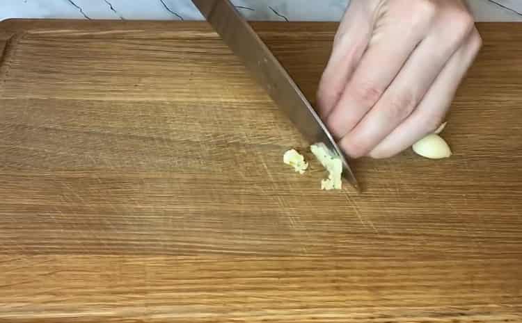 Nakrájejte česnek na vaření