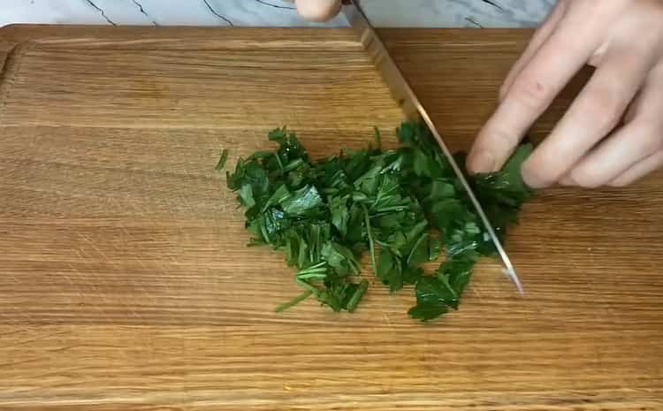 Zum Kochen Grüns schneiden