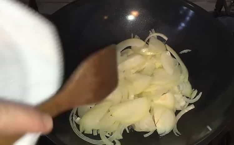 Tostare, friggere le cipolle